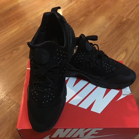 Nike Other - Nike Air Huarache Utility Athletic Shoes